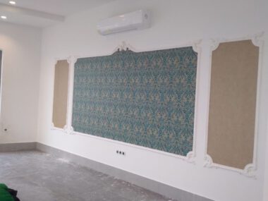 اجرای کاغذ دیواری تالار پذیرایی در کلارآباد